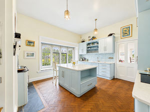Kitchen/Breakfast Room- click for photo gallery